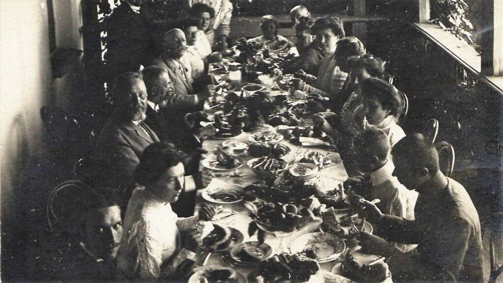 Spotkania to wspaniale miejsce dla historyków rodzin. Na zdjęciu rodzina Mai Berezowskiej przy posiłku. ok 1910 rok. Źródło: Polona